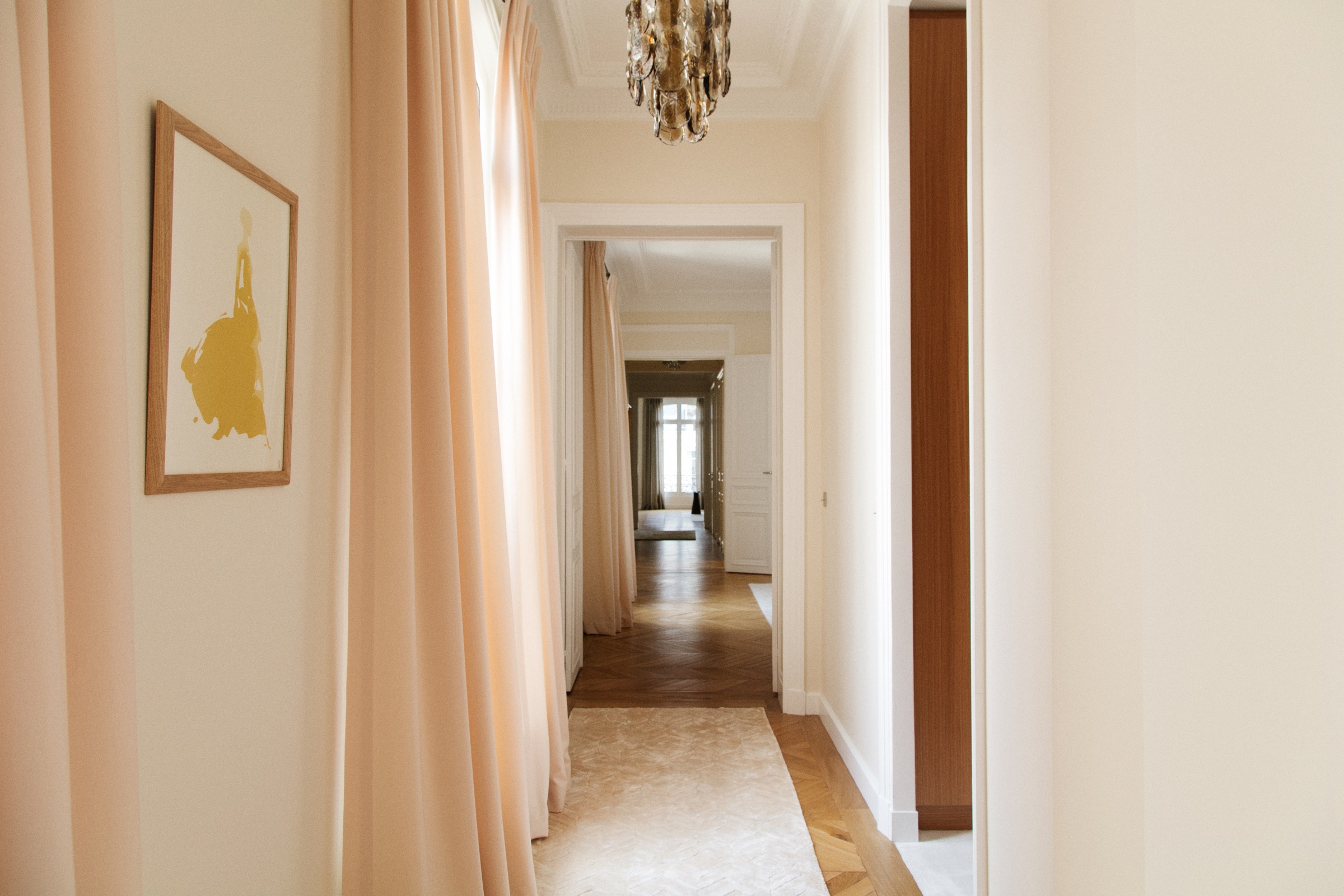 Appartement haussmannien à Paris, France, rideaux, têtes de lit réalisés sur mesure par l'Atelier Virginie Morel.