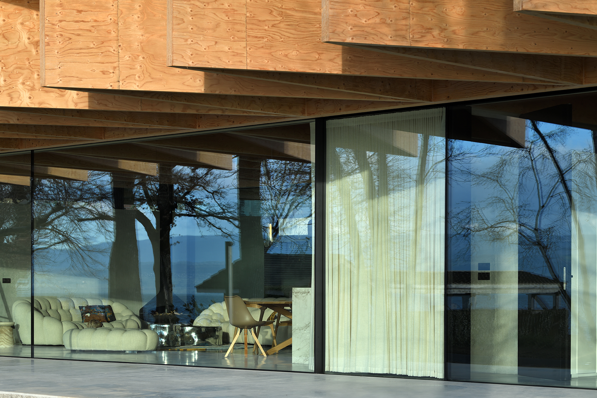 BA - Holz House à Lac Léman, France, rideaux motorisés, rideaux réalisés sur mesure par l'Atelier Virginie Morel.