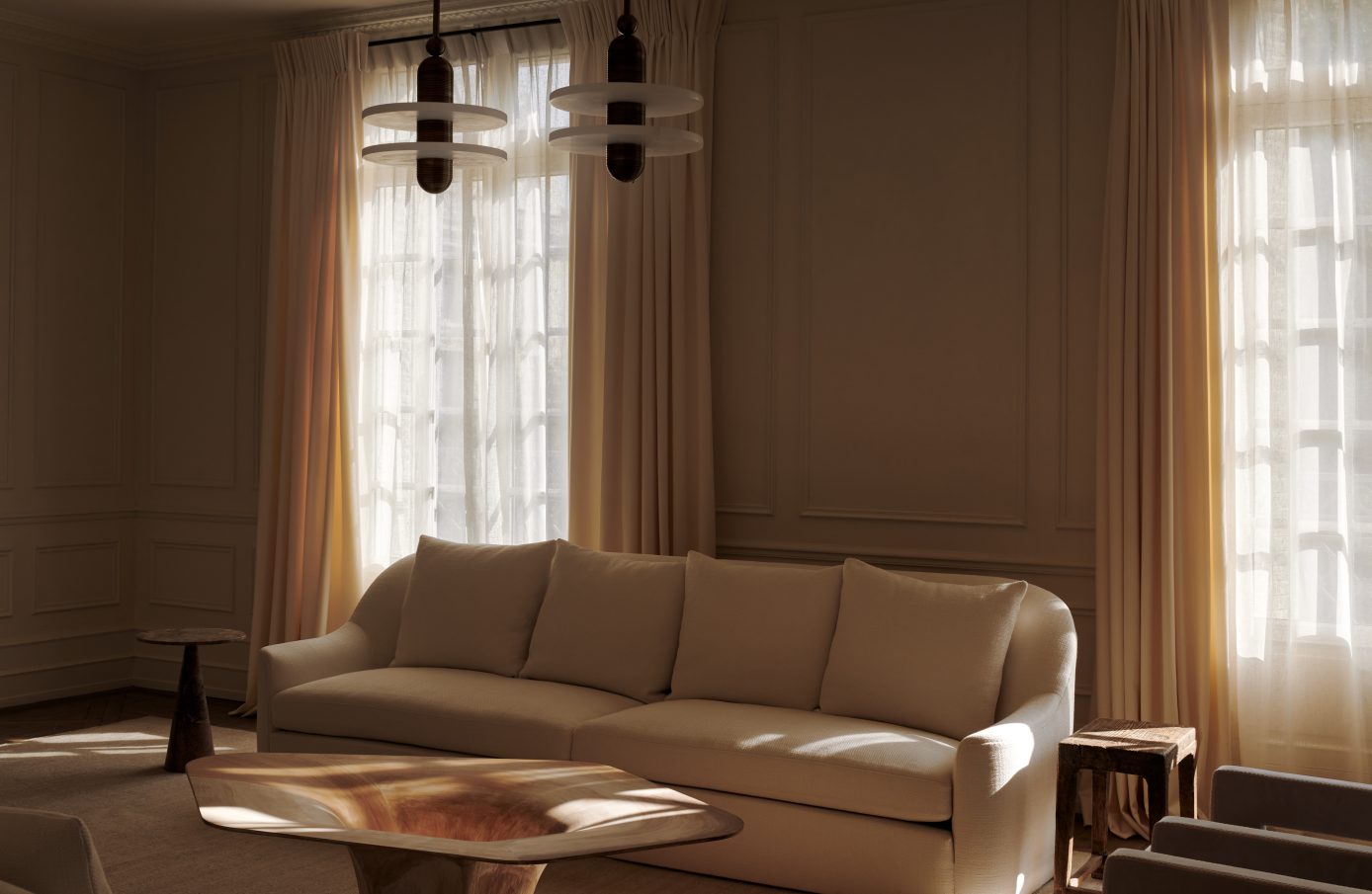 Pied-à-terre parisien à Paris, France, canapés, rideaux, poufs réalisés sur mesure par l'Atelier Virginie Morel.