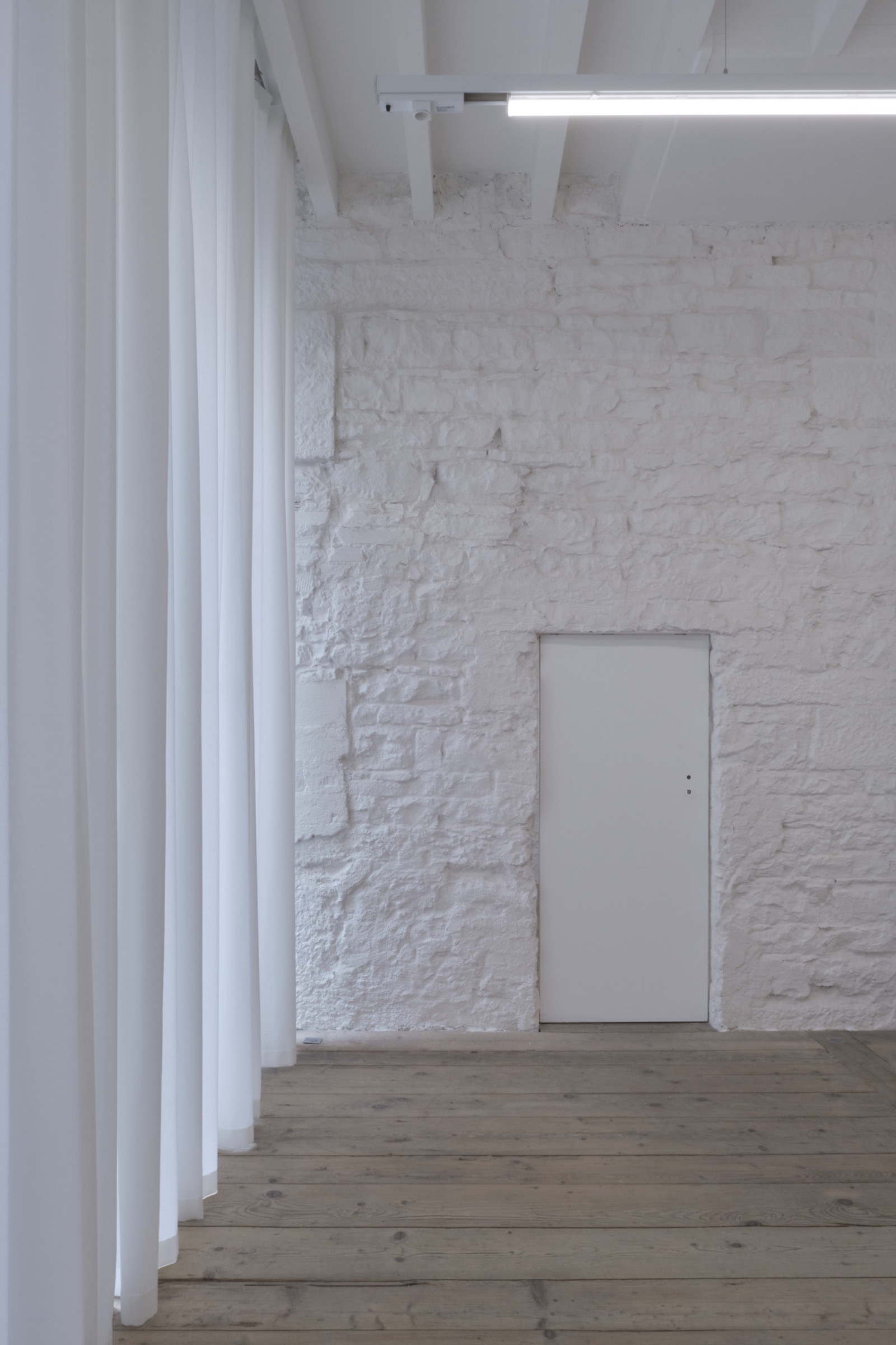 Galerie Tattis à Lyon, France, rideaux réalisés sur mesure par l'Atelier Virginie Morel.
