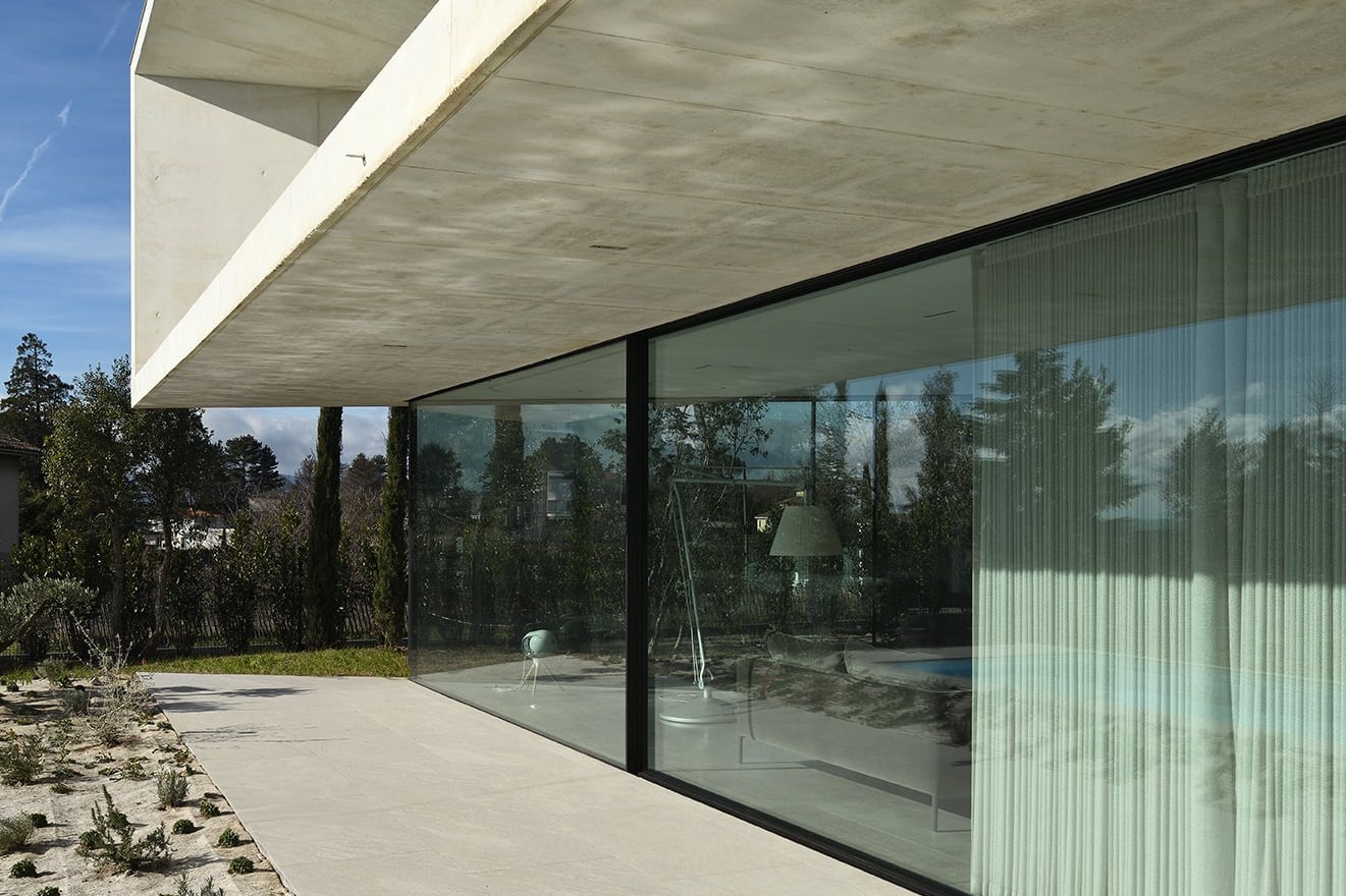 Maison Moos de Hill à Saint-Didier-au-Mont-d'Or, France, rideaux motorisés, rideaux, tête de lit réalisés sur mesure par l'Atelier Virginie Morel.